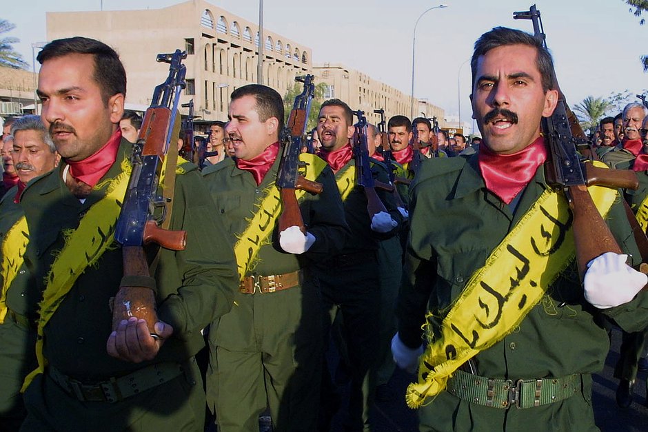 Члены правящей иракской партии Баас на параде 6 августа 2002 года в Багдаде
