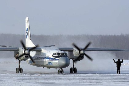 Российский самолет столкнулся с линией электропередачи после посадки