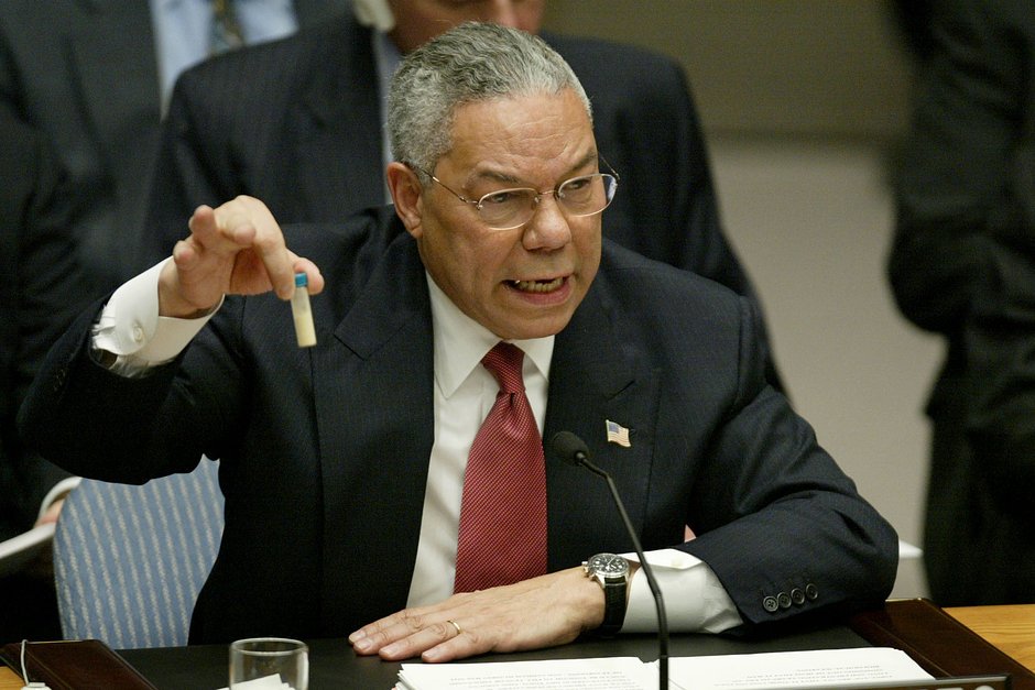 Глава Госдепа США Колин Пауэлл во время выступления в Совете Безопасности ООН в Нью-Йорке 5 февраля 2003 года
