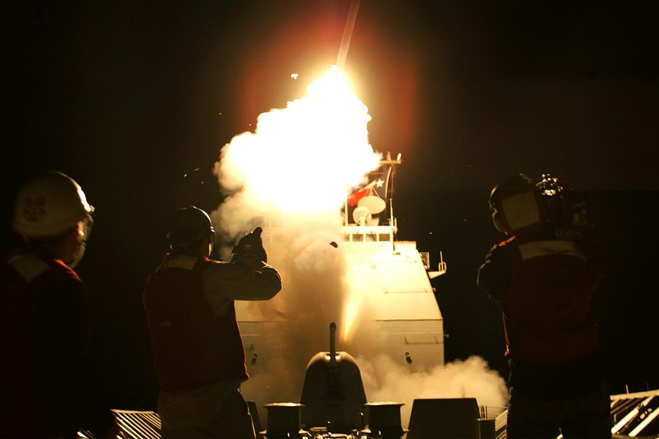 Запуск крылатой ракеты «Томагавк» в сторону Ирака с палубы ракетного крейсера AEGIS USS San Jacinto 21 марта 2003 года