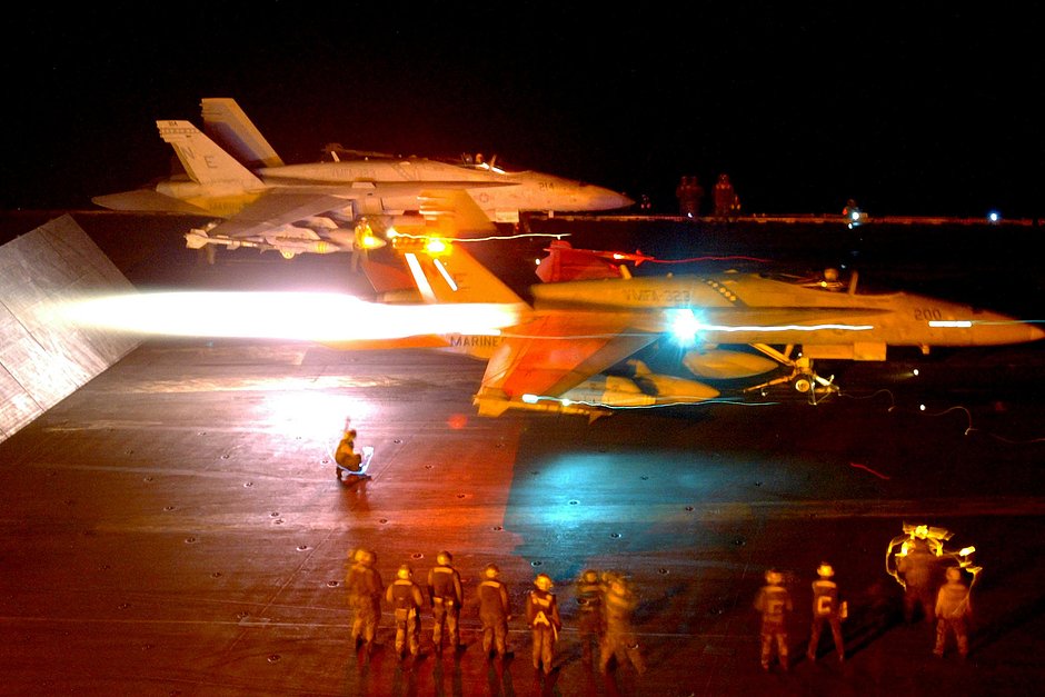 Американские истребители F/A-18 Hornets