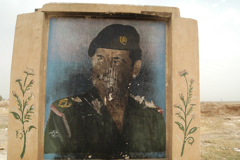 Поврежденная фреска с изображением Саддама Хусейна, 2003 год
