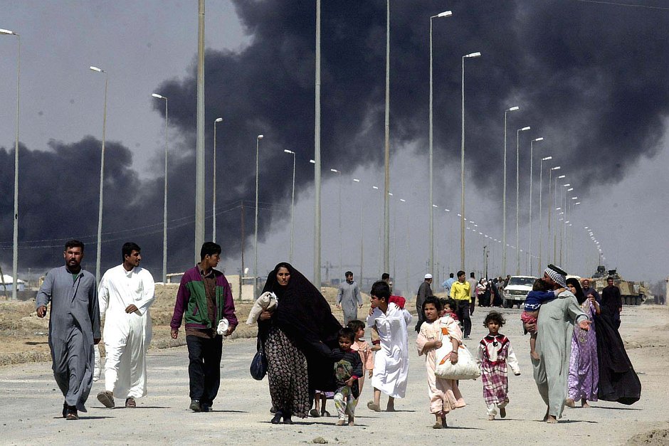 Жители бегут из иракского города Басра, 28 марта 2003 года