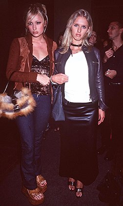 Пэрис и Ники Хилтон на открытии магазина модельера Николь Фархи в 1999 году