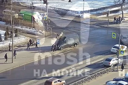 В Петербурге микроавтобус протаранил остановку с людьми и попал на видео