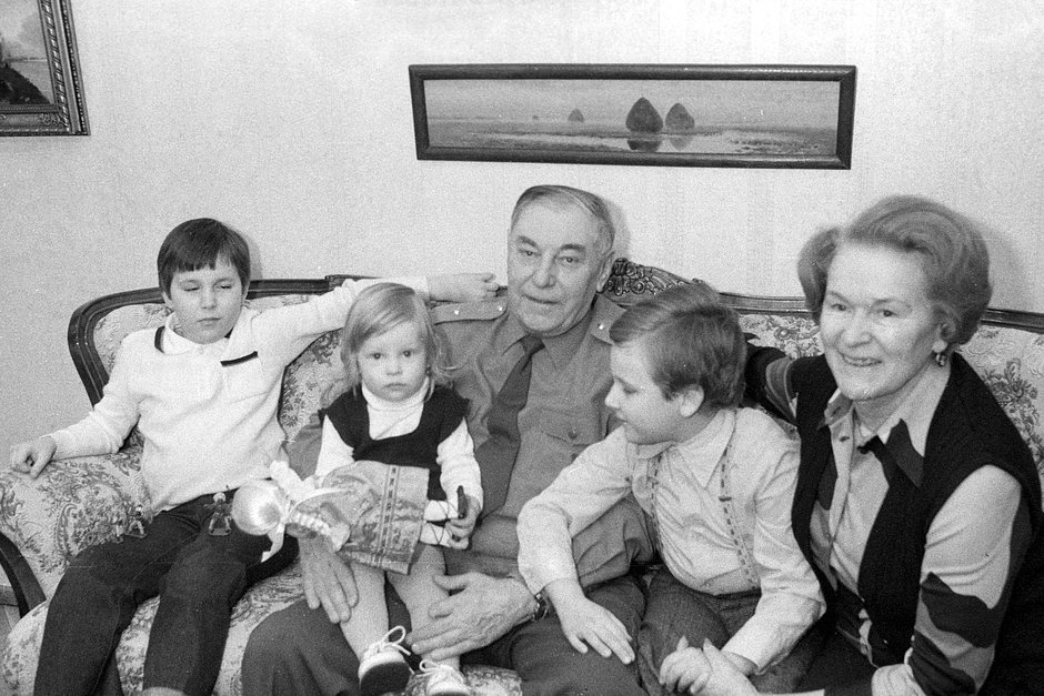 Маршал авиации трижды Герой Советского Союза Александр Иванович Покрышкин с женой Марией Кузьминичной и внуками