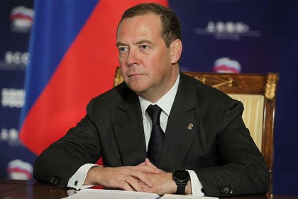 Медведев отреагировал на ордер на «арест» Путина эмодзи с туалетной бумагой