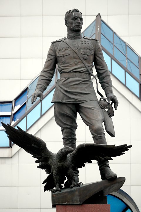 Памятник маршалу авиации Александру Покрышкину на площади Карла Маркса в Новосибирске. Фото: Кирилл Кухмарь / ТАСС