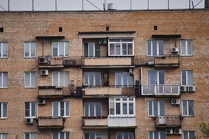 Россиянин попытался спуститься по веревке за водкой из закрытой квартиры