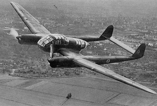 Focke-Wulf Fw 189 Uhu. Немецкий трехместный тактический разведывательный самолет. Отличался большой живучестью. Советские летчики прозвали его «рамой» за характерный внешний вид