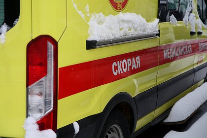 Россиянин случайно выбросил в окно ключи от дома и погиб при спуске с 6-го этажа