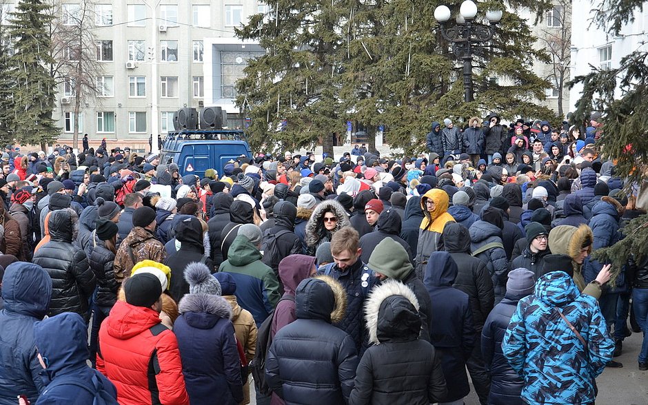 Митинг с участием родственников погибших в «Зимней вишне» у здания администрации Кузбасса 