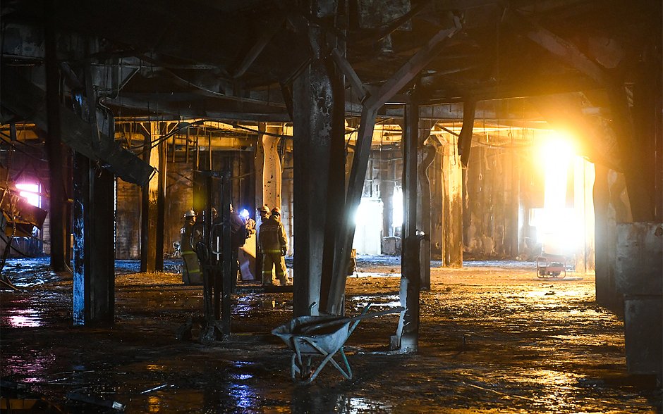 Сотрудники МЧС проводят демонтаж конструкций в сгоревшей «Зимней вишне»