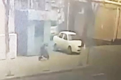 Российские дети на самокате врезались в движущийся автомобиль и попали на видео