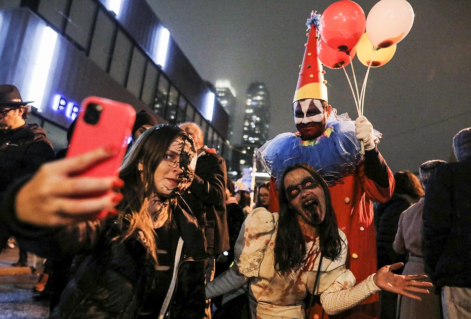Участник уличной вечеринки в честь Хеллоуина в Канаде выбрал образ клоуна-убийцы Джона Уэйна Гейси
