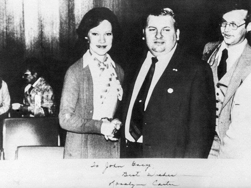 Серийный убийца Джон Уэйн Гейси (посередине) с бывшей первой леди США Розалин Картер 