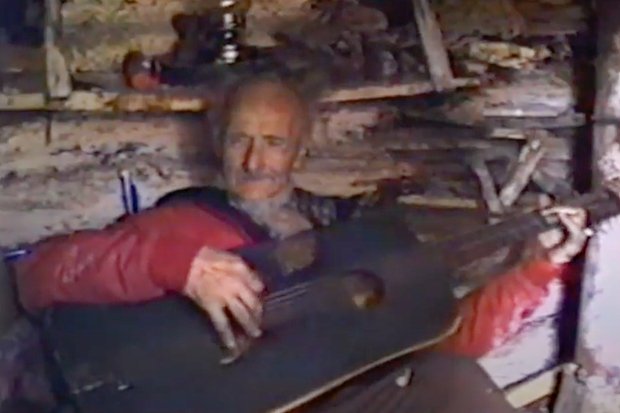 Уиллард Макдональд внутри своей хижины. Кадр: APL Film / YouTube