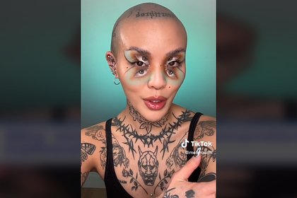 Блогерша с тату по всему телу удивила зрителей своим самым незаметным рисунком