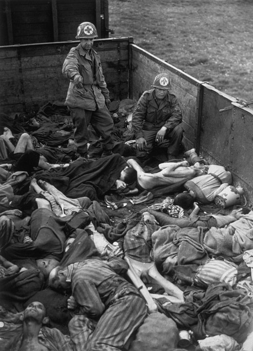 Май 1945 года. Вагоны с телами погибших заключенных лагеря Дахау