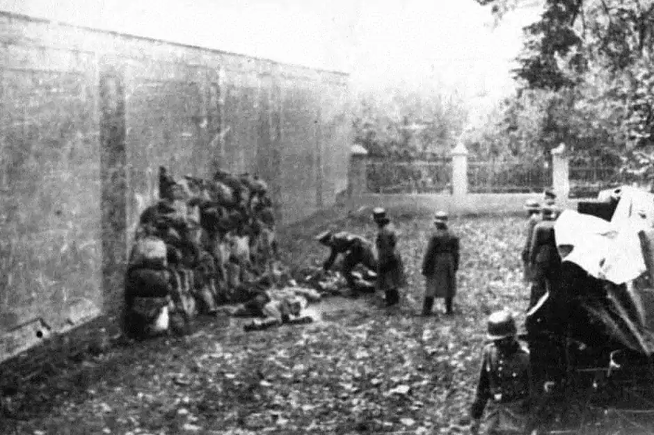 Казнь этнических поляков солдатами немецкой айнзацкоманды СС в Лешно, октябрь 1939 года