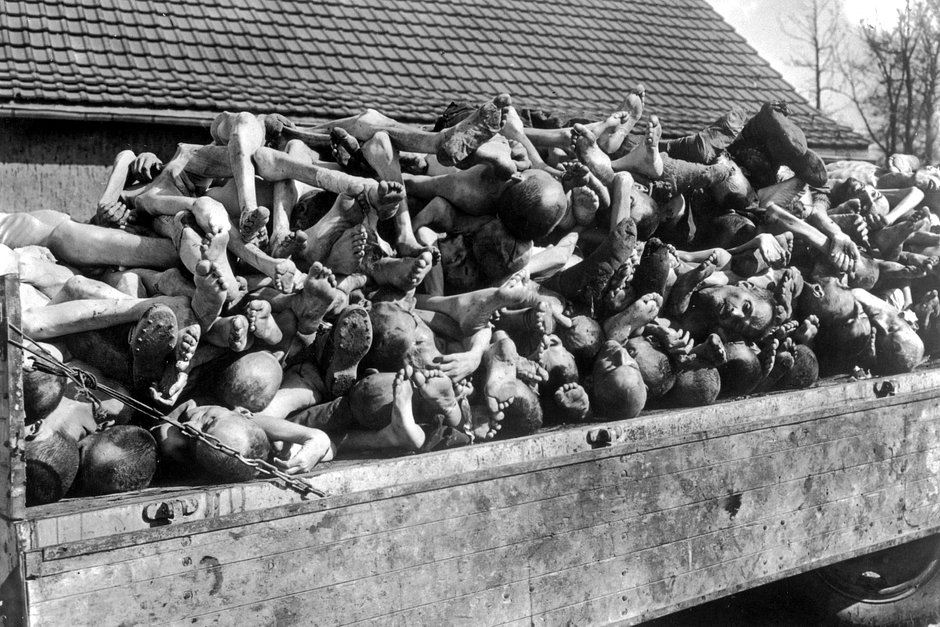Тела замученных узников нацистского лагеря. Вот что увидели американцы, принимавшие капитуляцию охраны концлагеря Дахау
