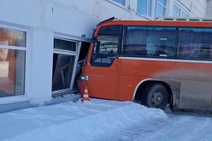 В России водитель рейсового автобуса на скорости въехал в здание аэропорта