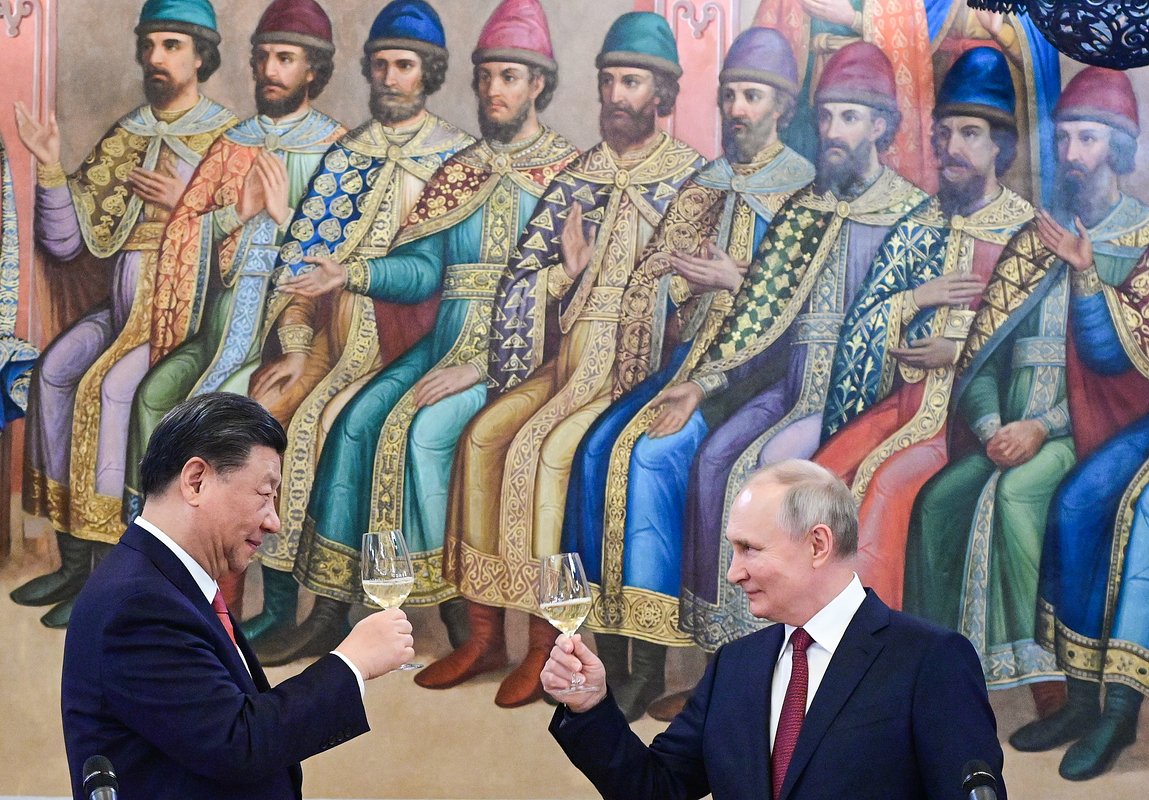 Президент России Владимир Путин и председатель Китая Си Цзиньпин во время официального обеда в Грановитой палате в Кремле, Москва, 21 марта 2023 года