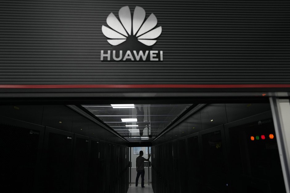 Технический сотрудник у входа в серверный центр данных Huawei 5G в Гуанчжоу. Провинция Гуандун на юге Китая, 26 сентября 2021 года
