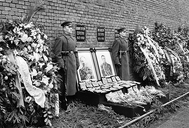 Место захоронения Юрия Гагарина и Владимира Серегина в некрополе у Кремлевской стены. 30 марта 1968 года
