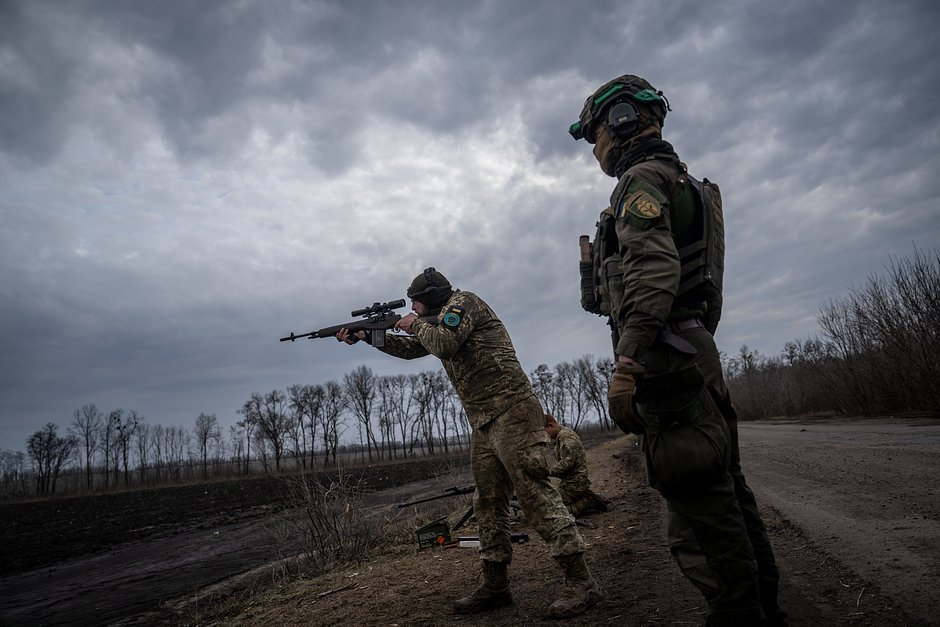 Члены легиона тренируются с оружием у реки Оскол, Донбасс, 15 марта 2023 года