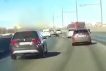 25-летняя россиянка выпала из движущейся машины и попала на видео