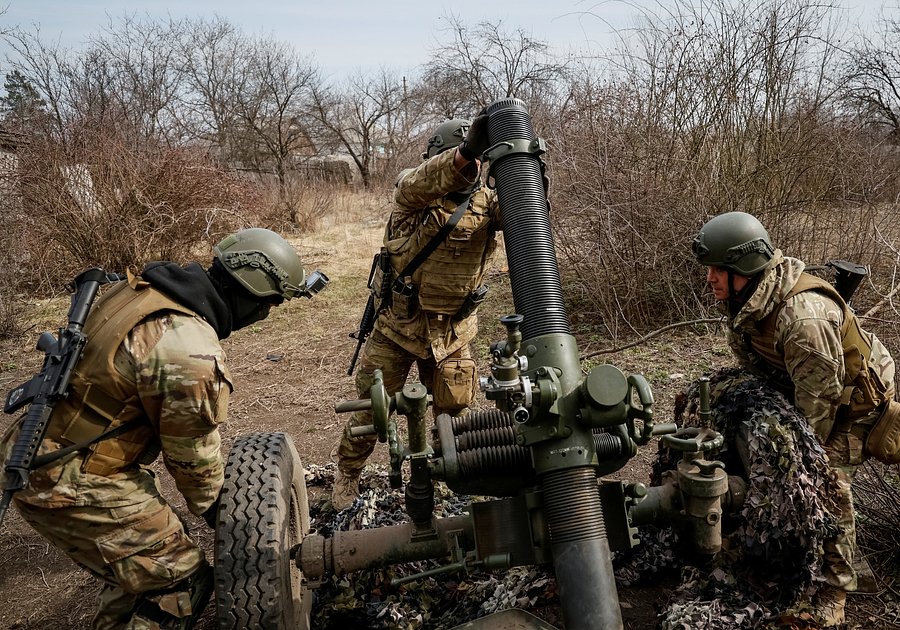 Военнослужащие легиона «Свобода России» готовятся к обстрелу российской военной позиции из миномета, Донбасс, 21 марта 2023 года