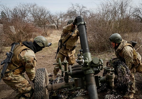 Военнослужащие легиона «Свобода России» готовятся к обстрелу российской военной позиции из миномета, Донбасс, 21 марта 2023 года. Фото: Alex Babenko / Reuters