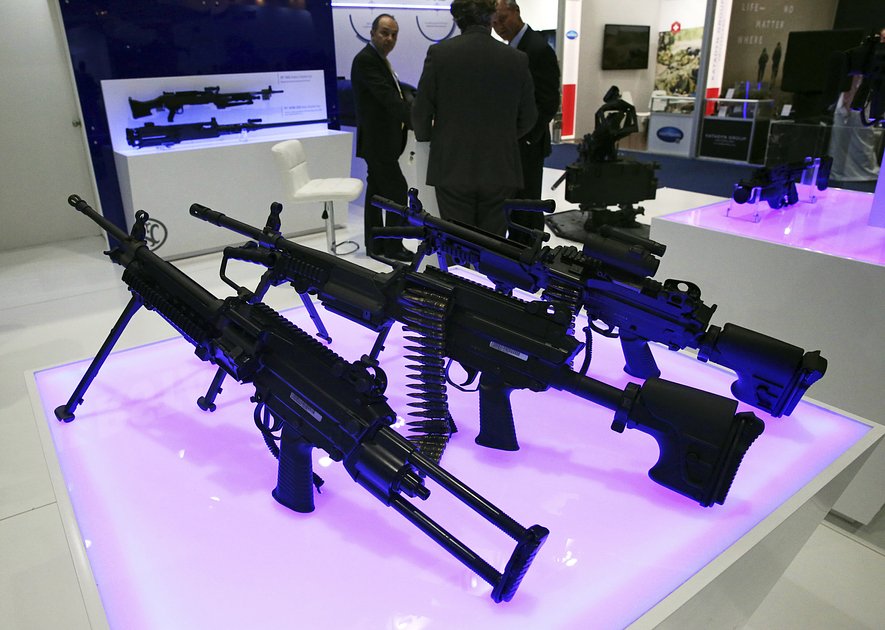 Разновидности пулеметов производства бельгийской компании FN Herstal представлены на Международной оборонной выставке и конференции в Абу-Даби, Объединенные Арабские Эмираты, 17 февраля 2019 года