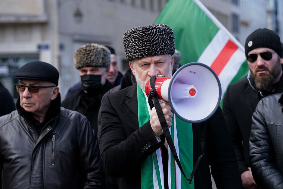 Один из лидеров непризнанной Чеченской Республики Ичкерия Ахмед Закаев выступает на площади Альбертина 25 февраля 2023 года в Брюсселе, Бельгия