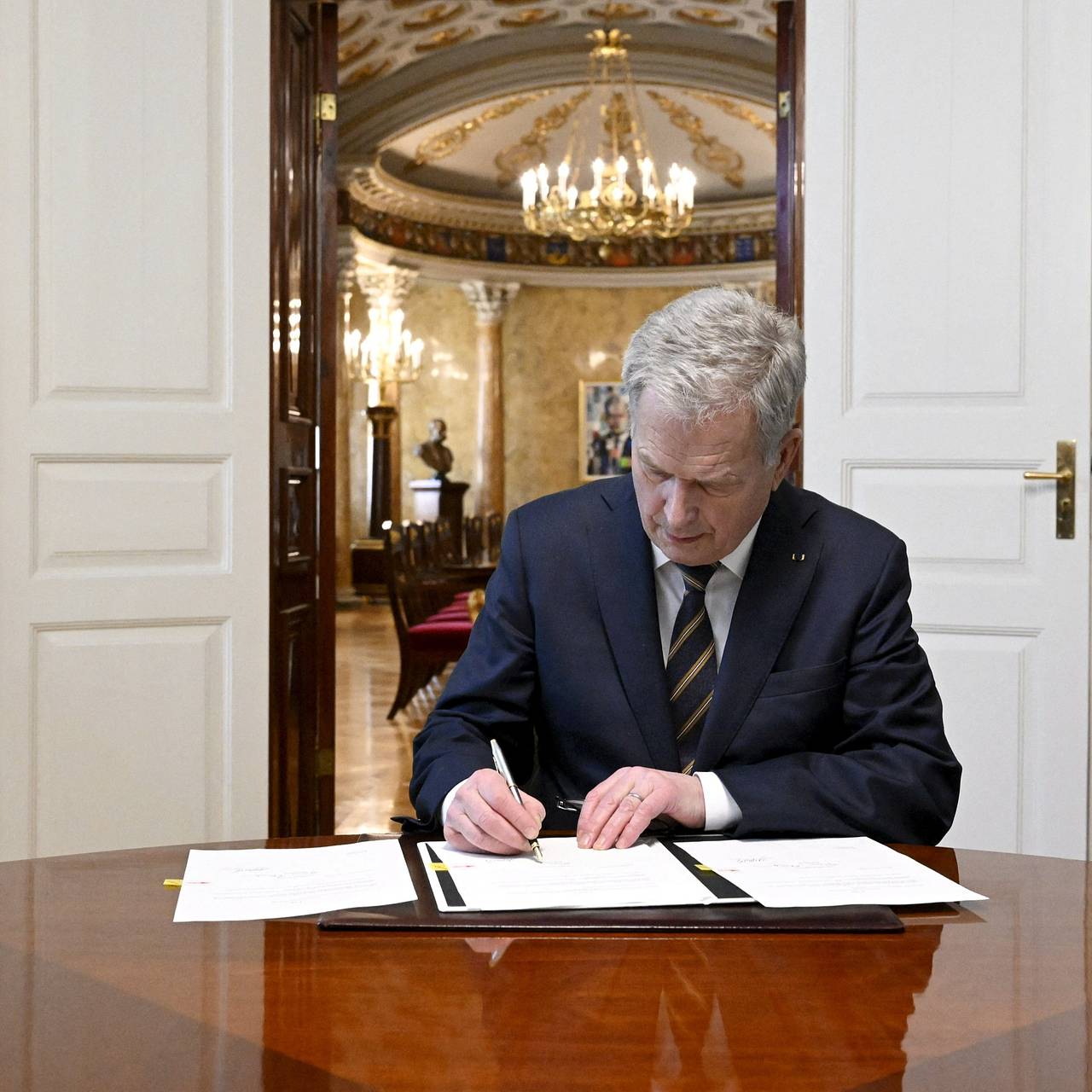 Президент Финляндии подписал законы о вступлении страны в НАТО - свежие новости