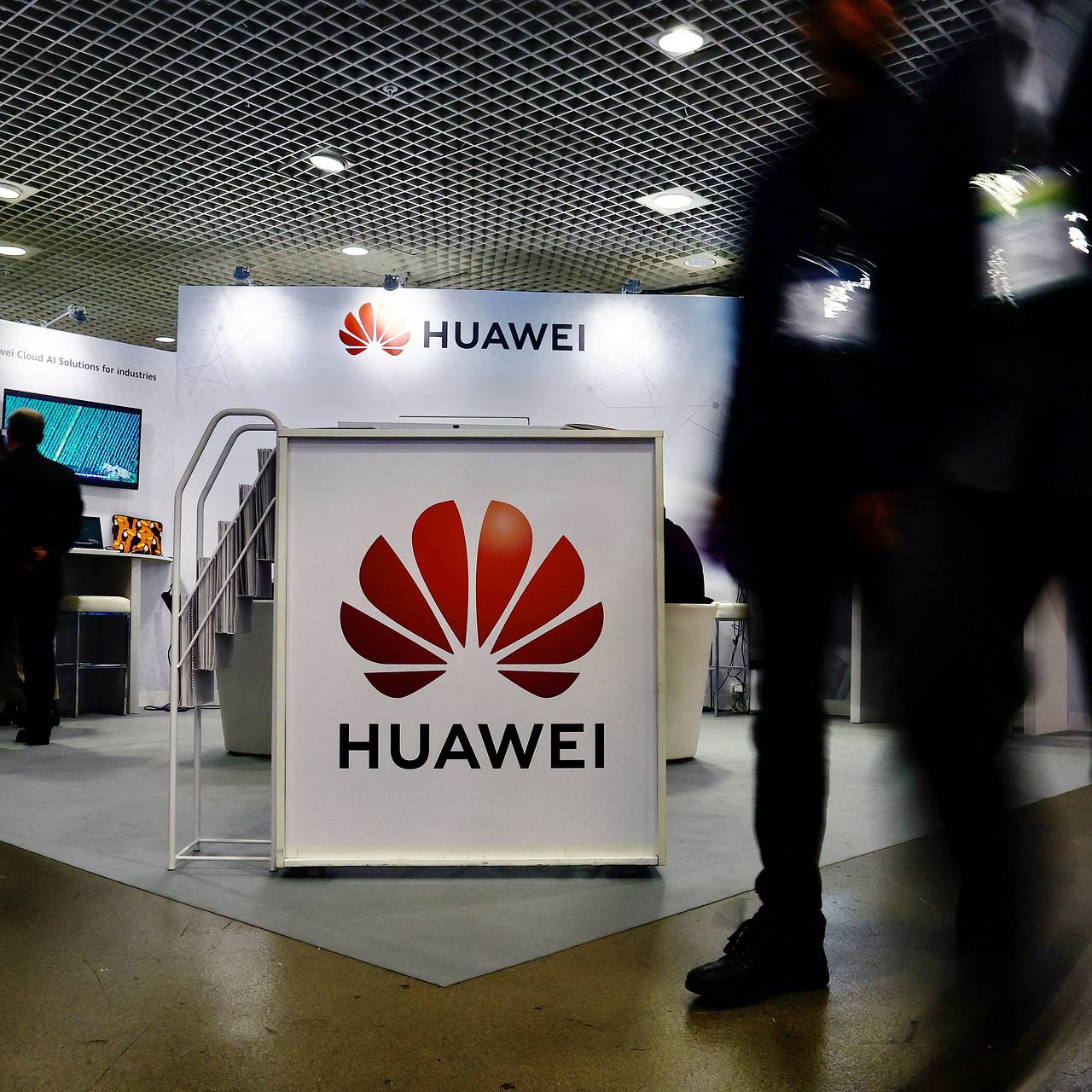 Huawei выпустила смартфон со спутниковой связью: Гаджеты: Наука и техника:  Lenta.ru