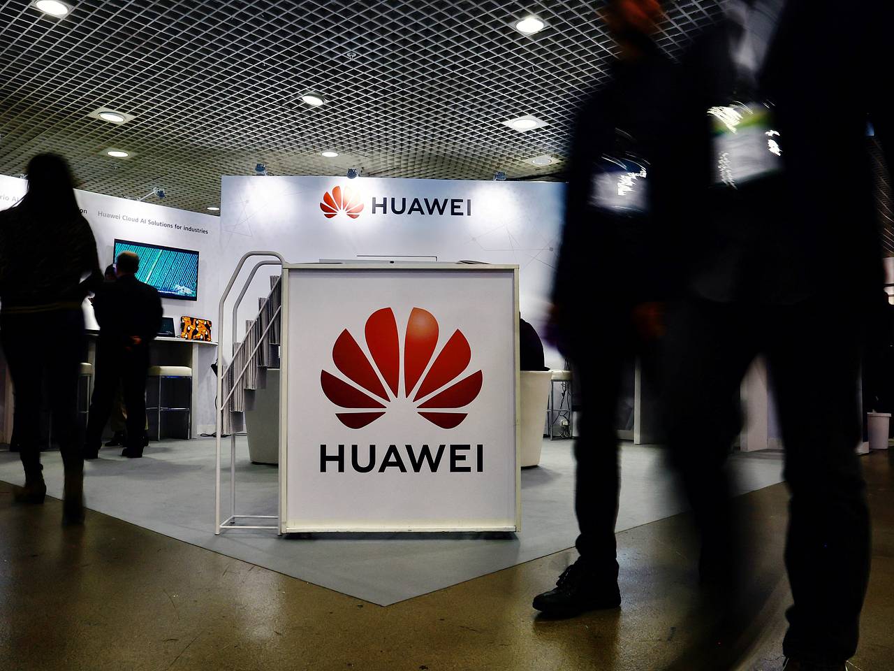 Huawei выпустила смартфон со спутниковой связью: Гаджеты: Наука и техника:  Lenta.ru