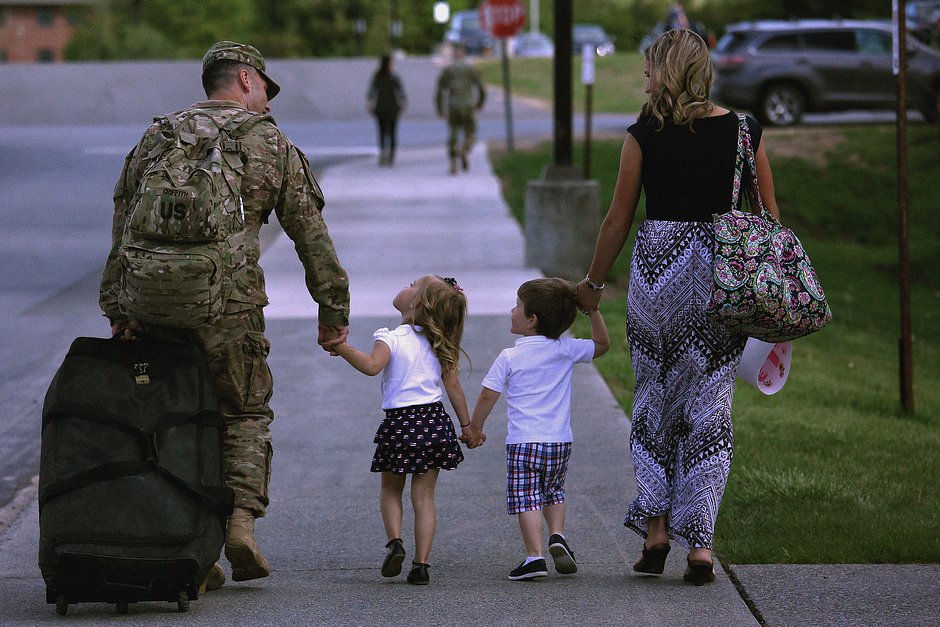 Американский солдат, вернувшийся домой из Ирака, 17 мая 2016 года