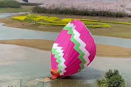 Воздушный шар с кричащими туристами едва не утонул в озере и попал на видео