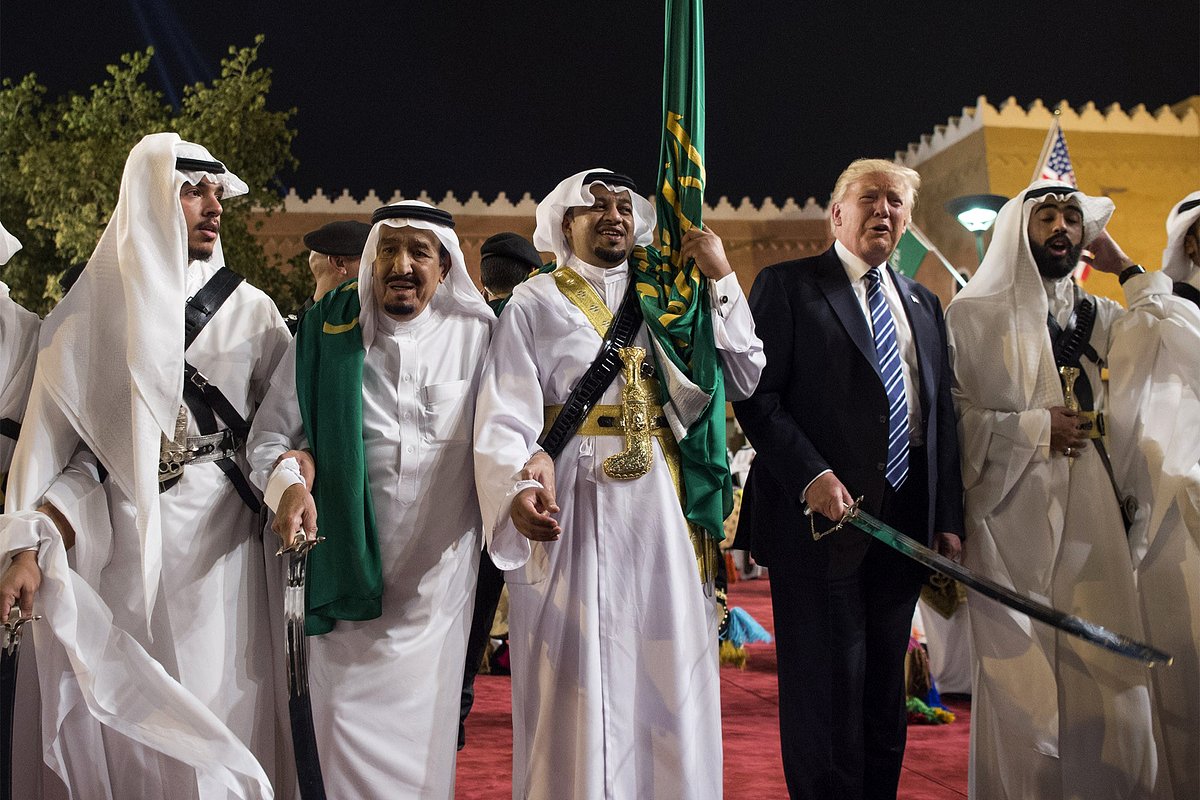 Король Саудовской Аравии Салман бин Абдулазиз Аль Сауд (второй слева) и президент США Дональд Трамп (второй справа) присоединяются к танцорам с мечами во дворце Мурабба в ходе визита американского президента в Эр-Рияд. Саудовская Аравия, 20 мая 2017 года