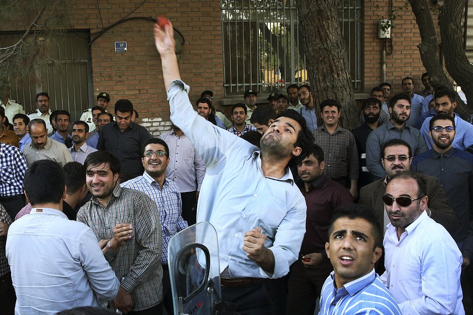Иранский протестующий бросает помидор в посольство Саудовской Аравии в Тегеране, Иран, 27 сентября 2015 года