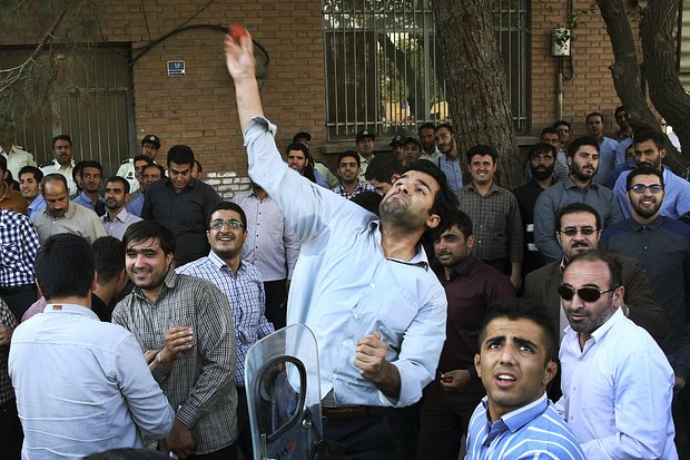 Иранский протестующий бросает помидор в посольство Саудовской Аравии в Тегеране, Иран, 27 сентября 2015 года. Фото: Vahid Salemi / AP