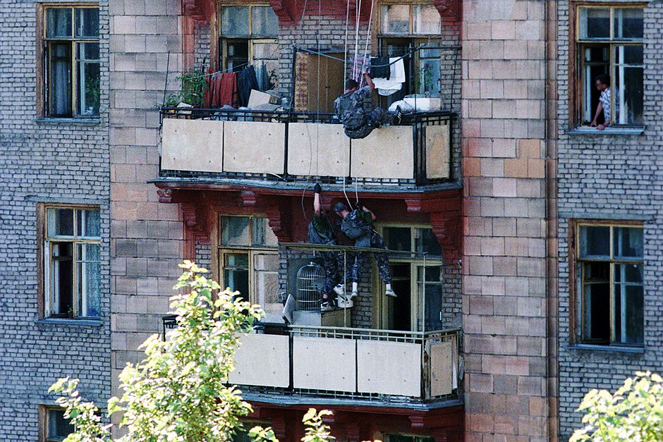 Сотрудники ОМОН штурмуют квартиру Мавроди на Комсомольском проспекте 