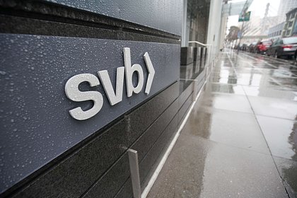 Американские вкладчики сняли около 100 миллиардов долларов после краха SVB