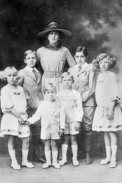 Королева Виктория Евгения с детьми, 1918 год