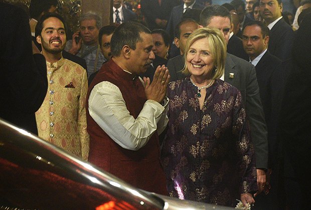 Отец невесты приветствовал Хиллари Клинтон, бывшего кандидата в президенты США