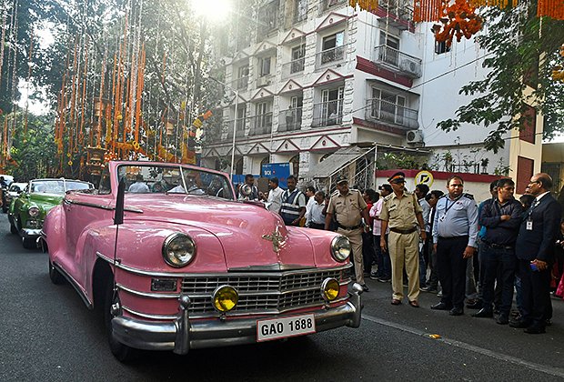 По улицам Мумбаи молодые и гости перемещались на броских ретрокарах