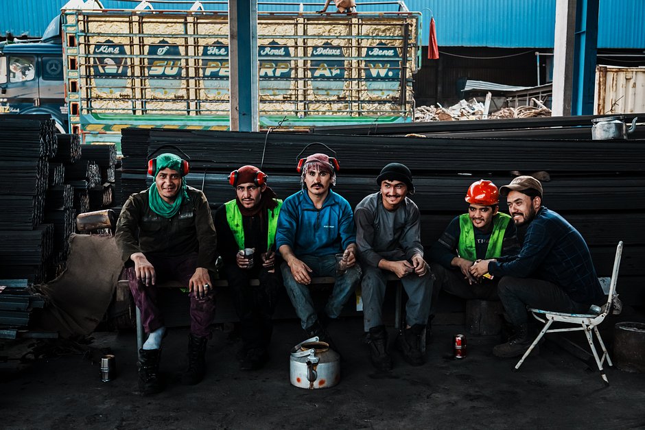 Рабочие отдыхают во время обеденного перерыва на сталелитейном заводе в Кабуле