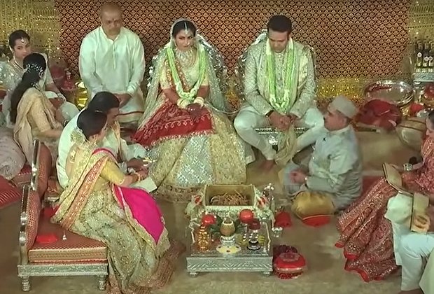 Молодые — Иша и Ананд — в национальных костюмах на традиционной брачной церемонии